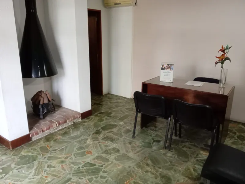 Sala del estudio con hogar y escritorio de atención